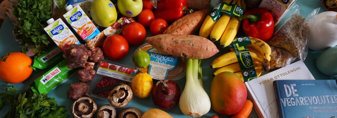 Abbildung Tisch voll mit Vegan und Bio Lebensmitteln