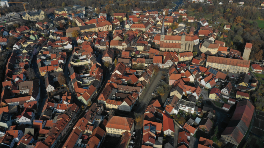 Abbildung Luftaufnahme mit mehreren Häusern 