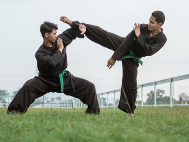 Abbildung zwei Personen beim Karate