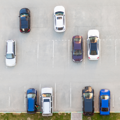 Abbildung Parkplatz mit Autos und leeren Plätzen