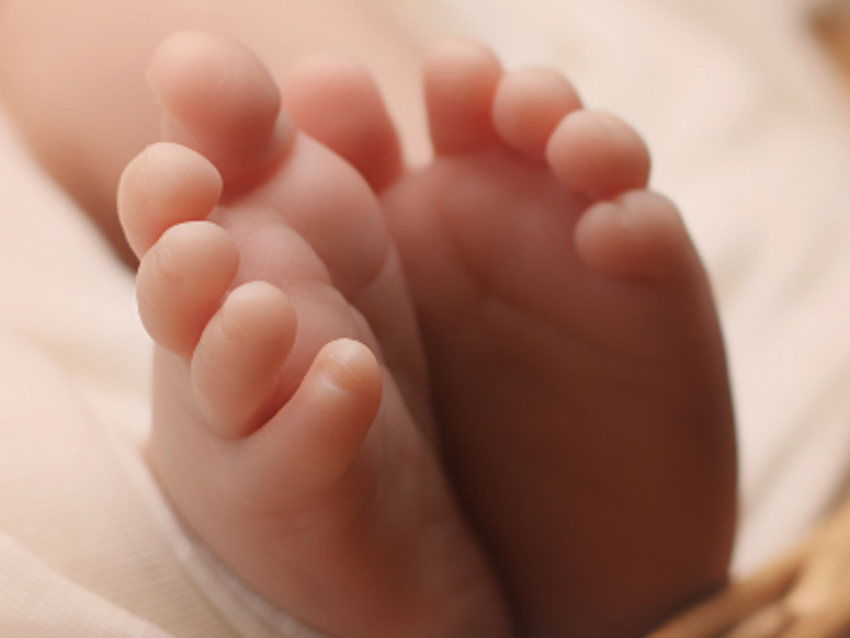 Abbildung mit zwei Baby Füßen