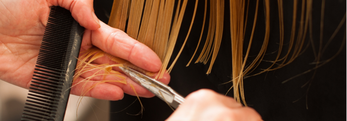 Abbildung Haarspitzen werden mit einer Friseurschere geschnitten 