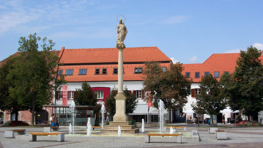Abbildung hohe Statur mit Gebäude 