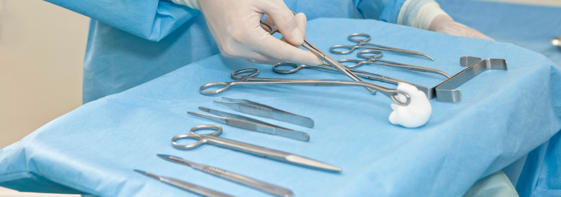 Abbildung Chirurgiewerkzeug liegt auf einem Tisch