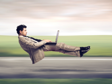 Abbildung Mann fliegt im sitzen mit einem Laptop auf den Beinen auf der Straße