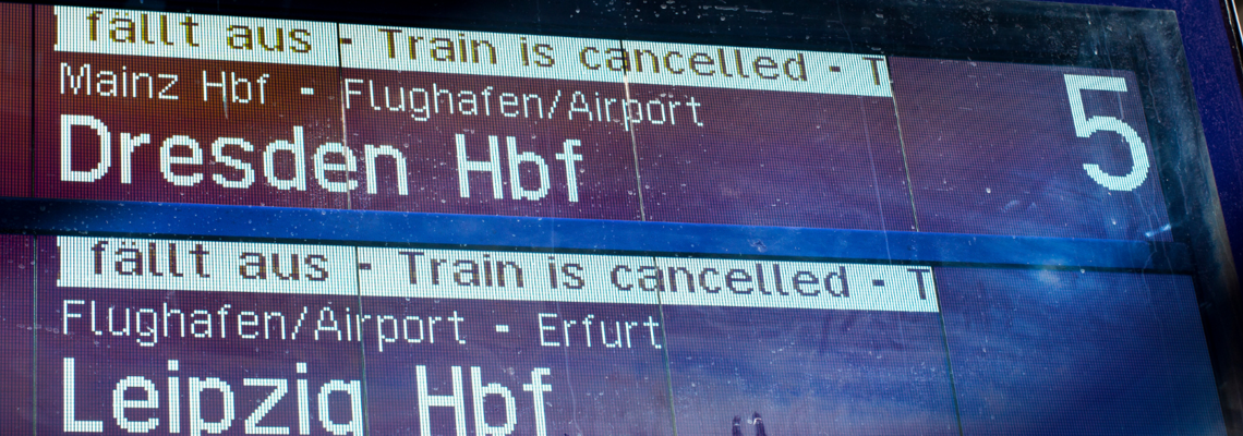 Abbildung Display an einem Bahnhof, auf dem steht das Züge ausfallen