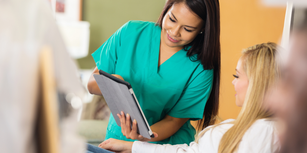 Abbildung Krankenschwester zeigt Ihrer Patientin etwas auf Ihrem Tablet