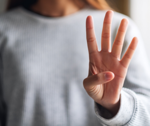 Abbildung eine Hand zeigt die Zahl vier mit den Fingern an