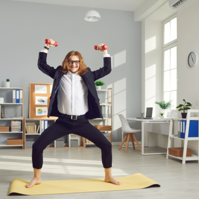 Abbildung Mann im Büro mit Hantel in der Hand auf einer Yogamatte
