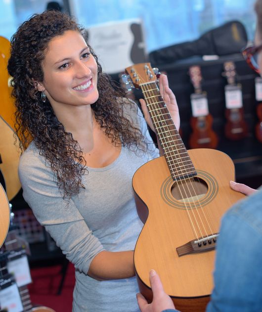 Abbildung Frau mit Gitarre in der Hand