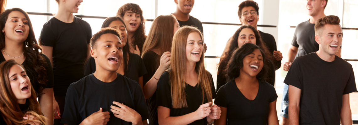 Abbildung Eine Gruppe von Teenagern in schwarzen Klamotten die singen 