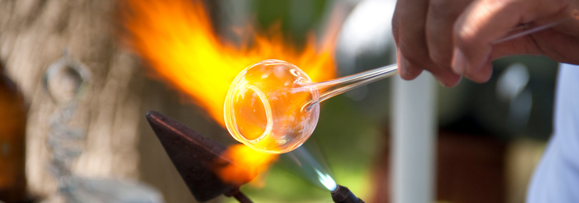 Abbildung eine Glasskulptur wird durch die Wärme von Feuer geformt 