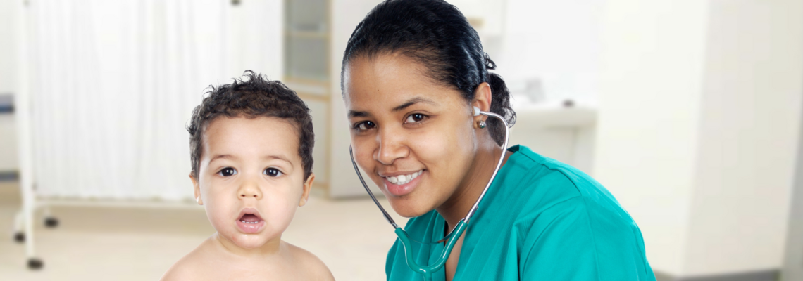 Abbildung eine Fachkinderkrankenpflegerin hört den Puls eines Kleinkinds 