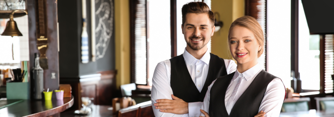 Abbildung Eine junge Frau und ein junger Mann in Kellner Kleidung in einem Café 