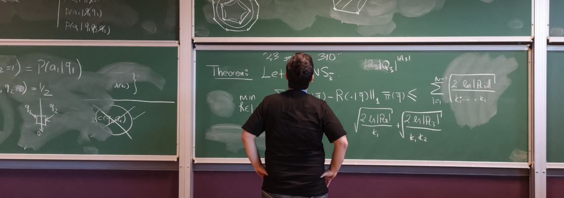 Abbildung ein Mann schaut auf eine Tafel mit vielen mathematischen Formeln 