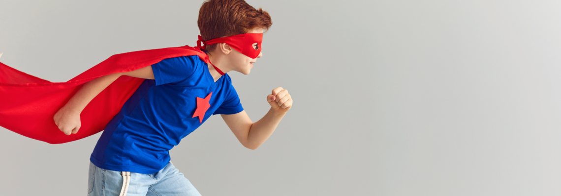 Abbildung Kind mit Superman Maske und roten Umhang 