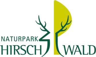 Abbildung Logo grüner Baum mit grünem Hirschgeweih Umrissen und Beschriftung von Naturpark Hirschwald 
