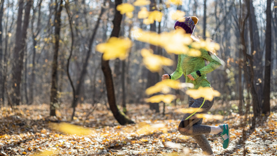 Abbildung Frau joggt durch den Wald 