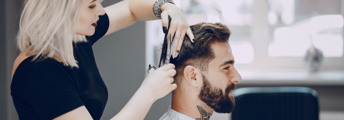 Abbildung eine Friseurin schneidet einem Mann die Haare 