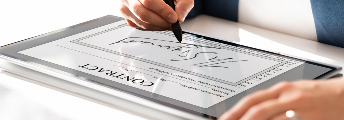 Abbildung eine Person unterschreibt ein Dokument auf einem Tablet