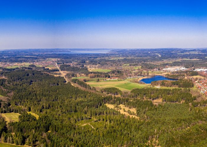 Abbildung Luftaufnahme im Landkreis Weilheim Schongau mit Seen, Wiesen und Wälder