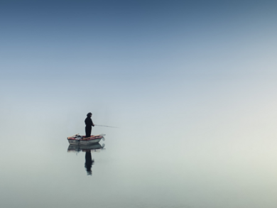 Abbildung Fischer auf einem Boot beim Angeln auf einem See