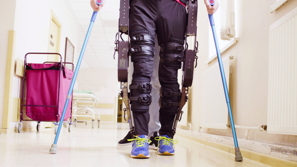 Abbildung Roboter unterstützt beim gehen bei einen Menschen mit Krücken