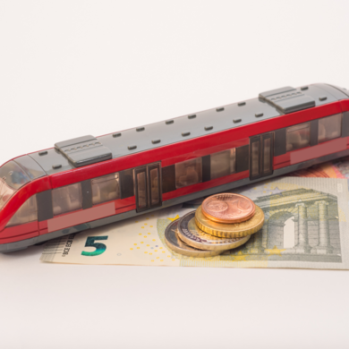 Abbildung Miniatur Zug mit Geld daneben
