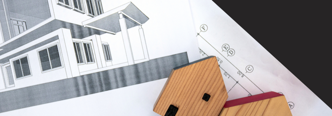Abbildung eine Zeichnung von einem Haus und den Innenraum und oben drauf zwei kleine Modelle von Häusern