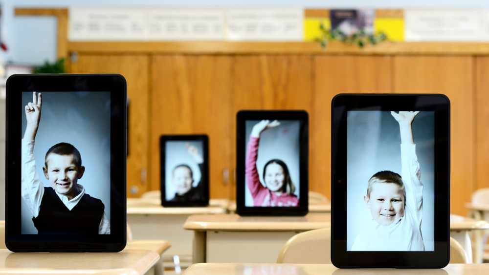 Abbildung virtuelles Klassenzimmer mit Schüler, die sich durch einen kleinen Bildschirm melden 