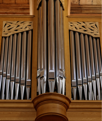 Abbildung Orgel mit Holzschnitzerei