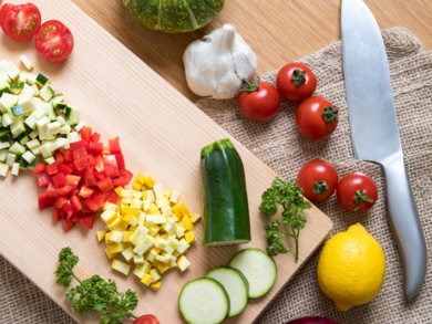 Abbildung Schneidebrett mit verschiedenen Gemüsesorten und einem Messer