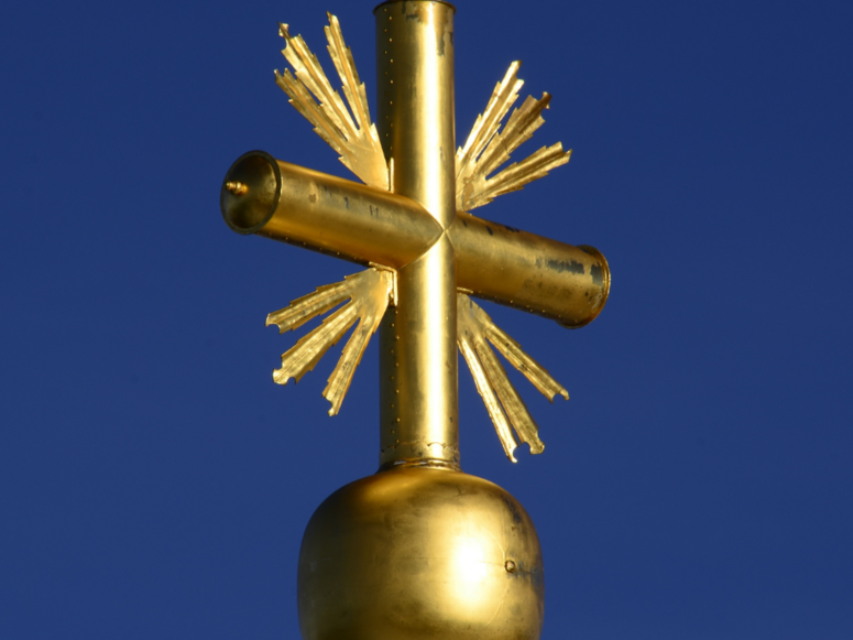 Abbildung goldenes Kreuz mit Stern 