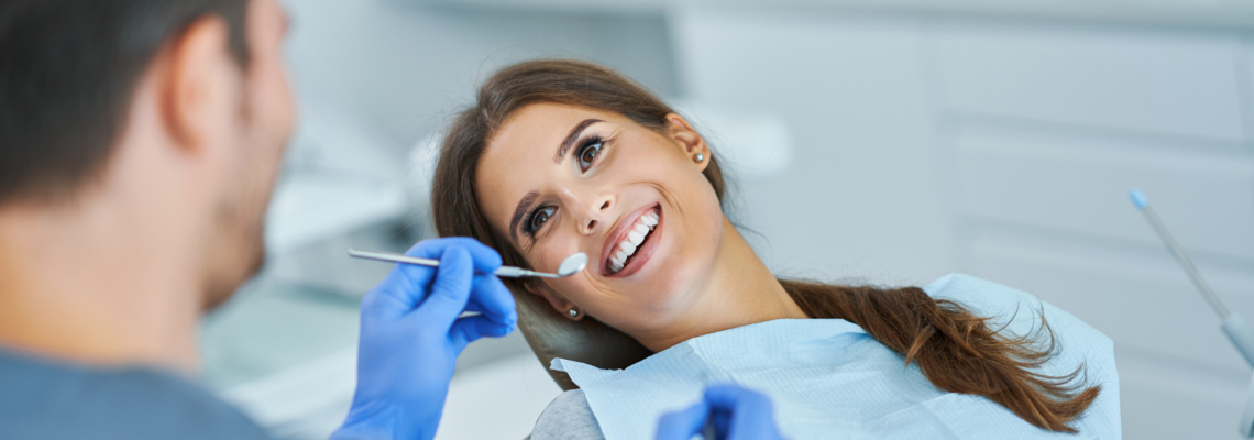 Abbildung eine Frau beim Zahnarzt
