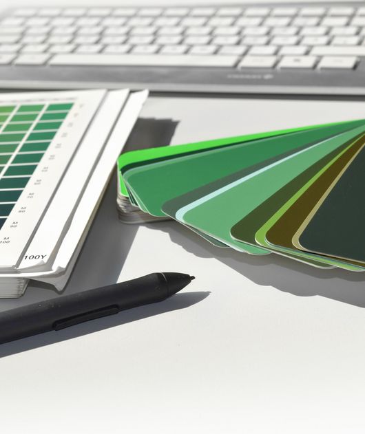 Abbildung Farbmusterpalleten und Tastatur im Hintergrund