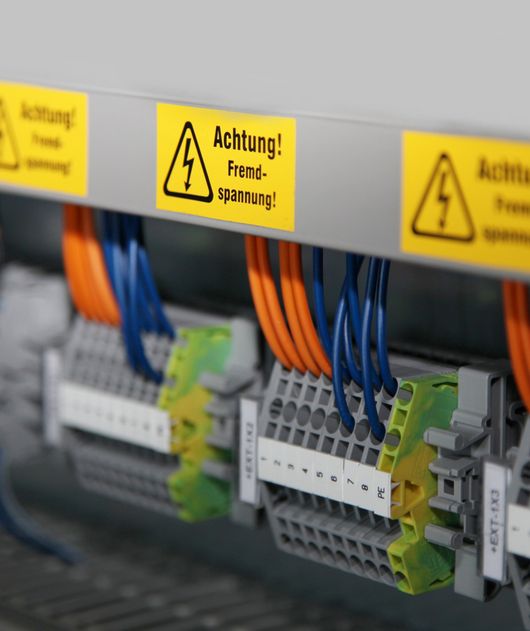 Abbildung elektronische Anlage mit blauen und orangefarbenen Kabeln
