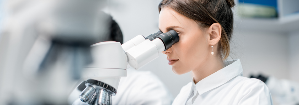 Abbildung eine Frau schaut in ein Mikroskop 