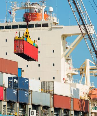 Abbildung ein Container wird aufgeladen auf ein Containerschiff