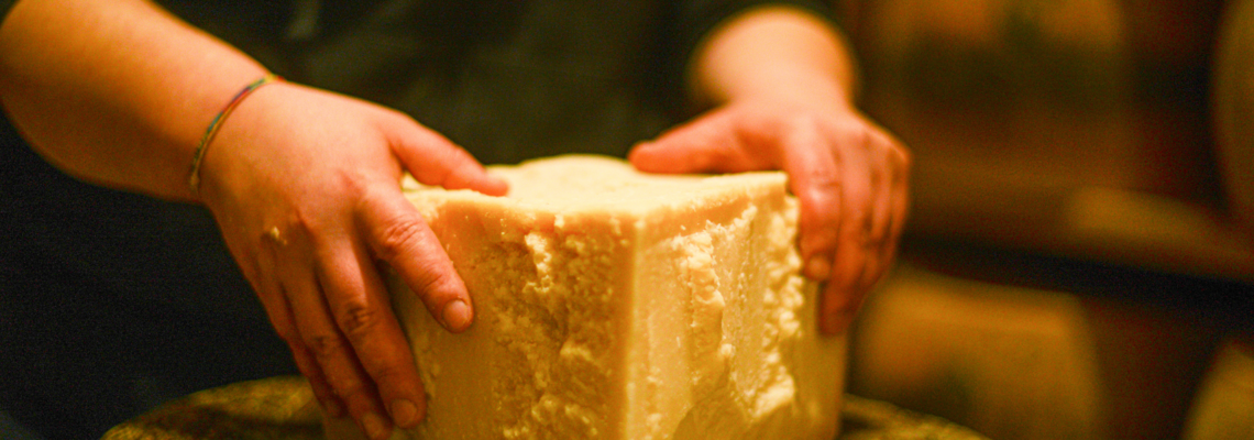 Abbildung ein Mann hat ein großes Stück Käse auf einen Holzstamm gelegt 