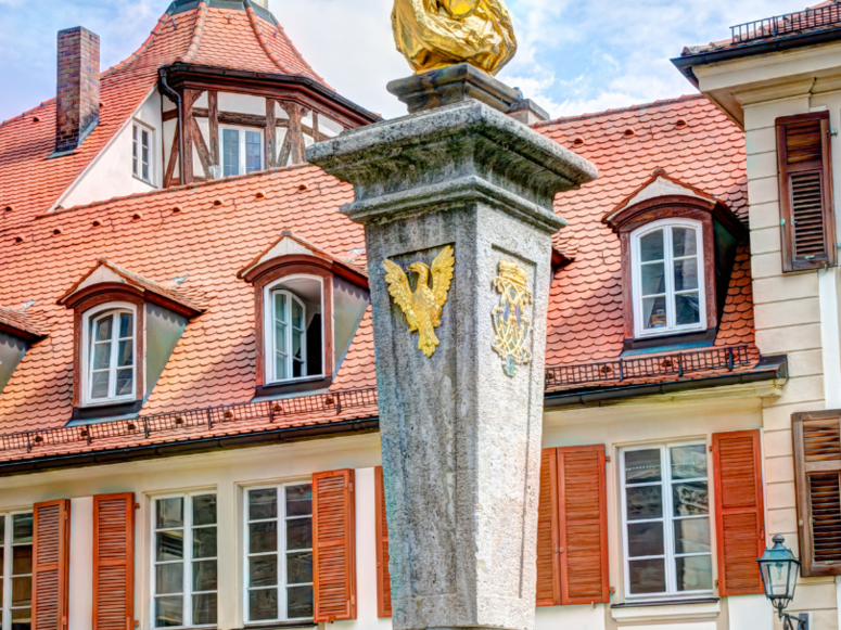 Abbildung Statue mit Hausfassade im Hintergrund