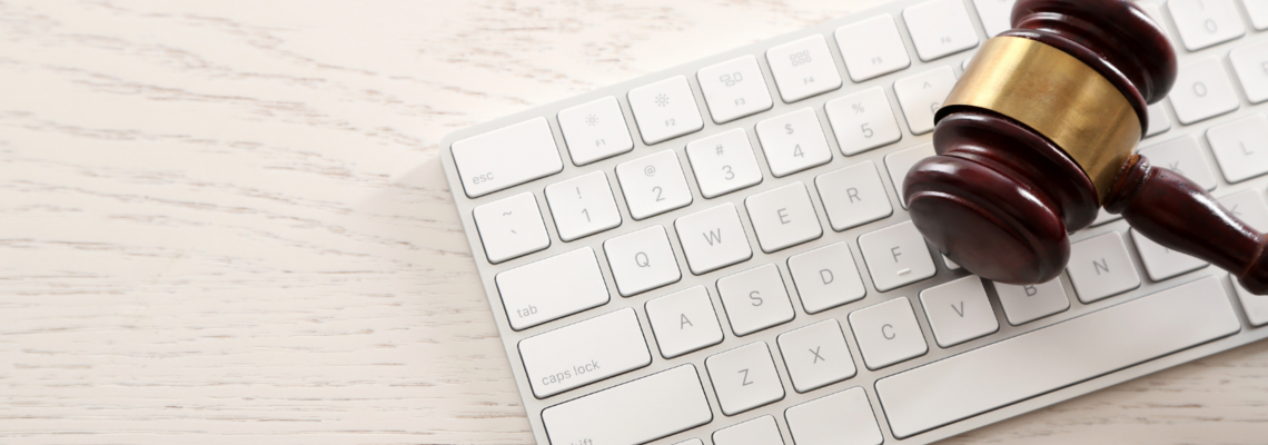 Abbildung eine weiße Tastatur mit einem Richterhammer