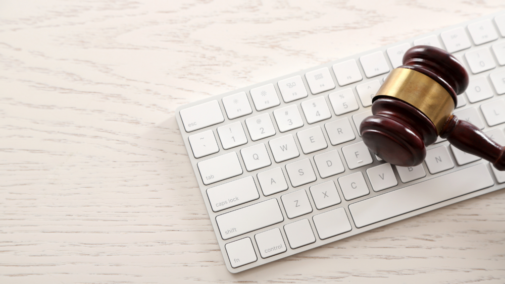 Abbildung eine weiße Tastatur mit einem Richterhammer