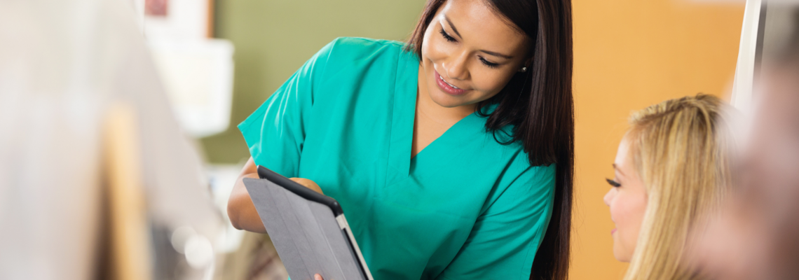 Abbildung Krankenschwester zeigt Ihrer Patientin etwas auf Ihrem Tablet