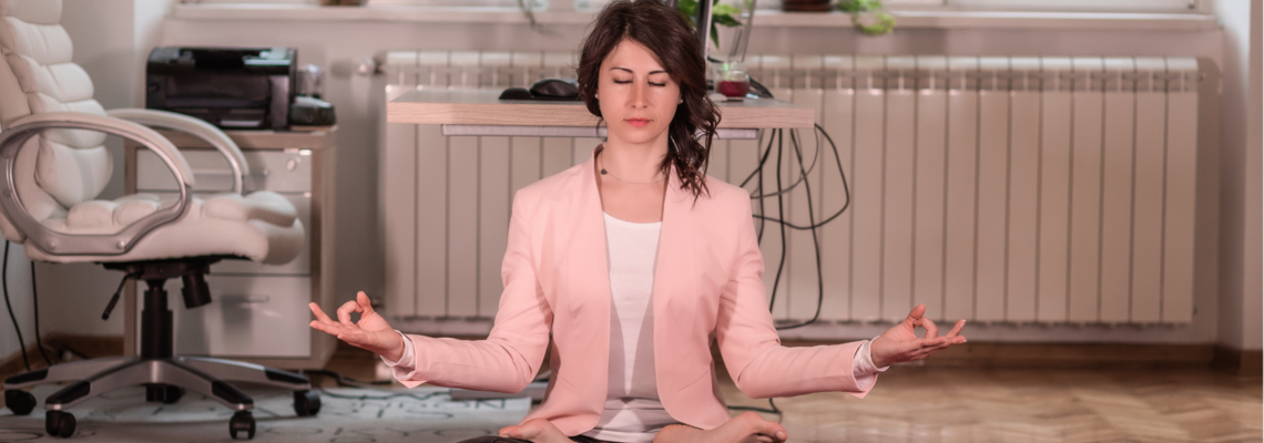 Abbildung eine Frau mit braunen Haaren macht eine Yogapause auf Ihrer pinken Yogamatte