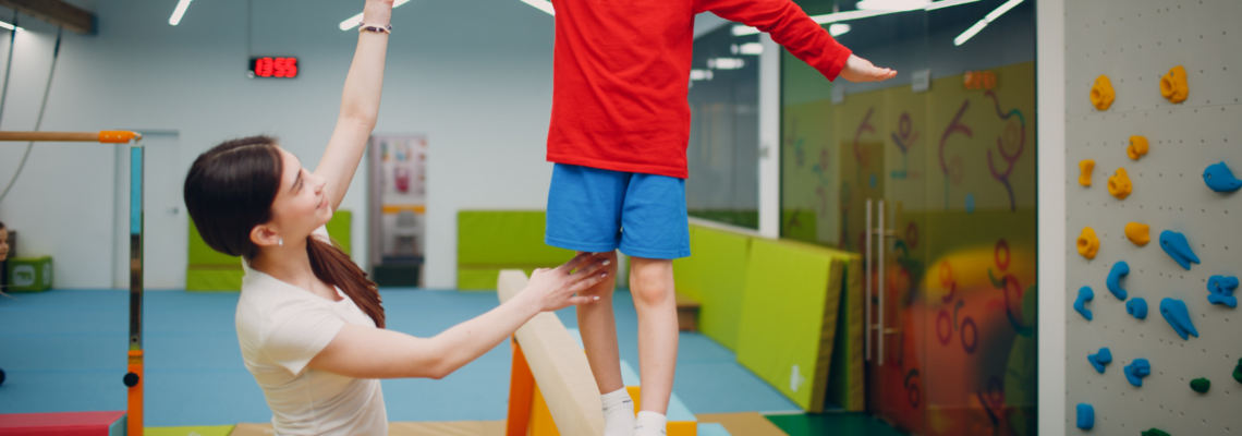 Abbildung eine junge Frau hilft einem Kind auf einem Balken zu balancieren 