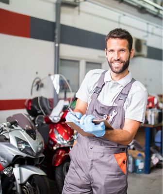 Abbildung Mann mit Checkliste in der Hand steht vor einem Motorrad