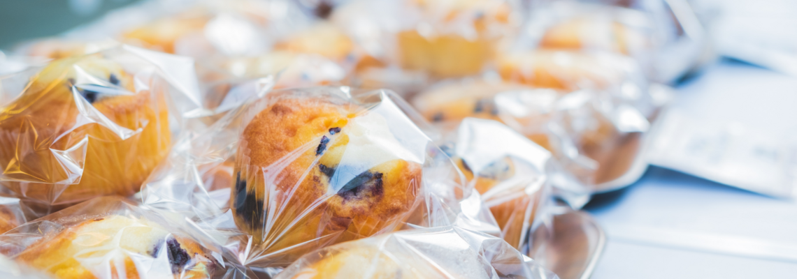 Abbildung Muffins sind in Plastikfolie eingepackt 