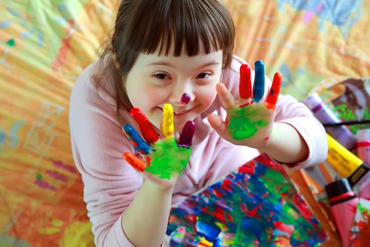 Abbildung Kind mit verschieden farbig angemalten Händen