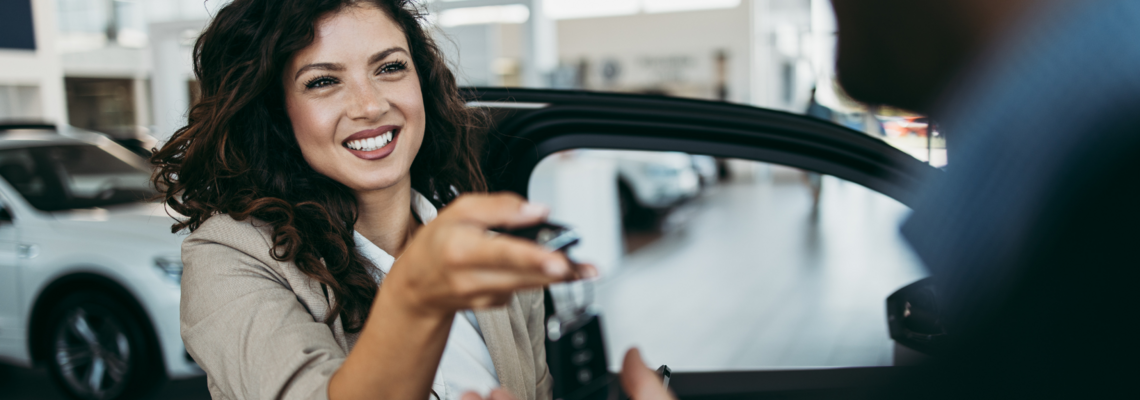 Abbildung Eine Frau verkauft ein Auto 