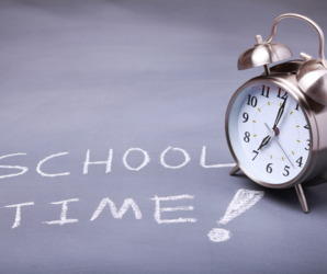 Abbildung mit dem Schriftzug "School Time!" und einem Wecker